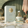Ylellinen lifestyle-kuva Juman Exclusive 100ml -pullosta ja lahjapakkauksesta, joka on muotoiltu marmoripinnalle helmiäisten, ruusun terälehtien ja koristeellisten aksenttien kanssa.