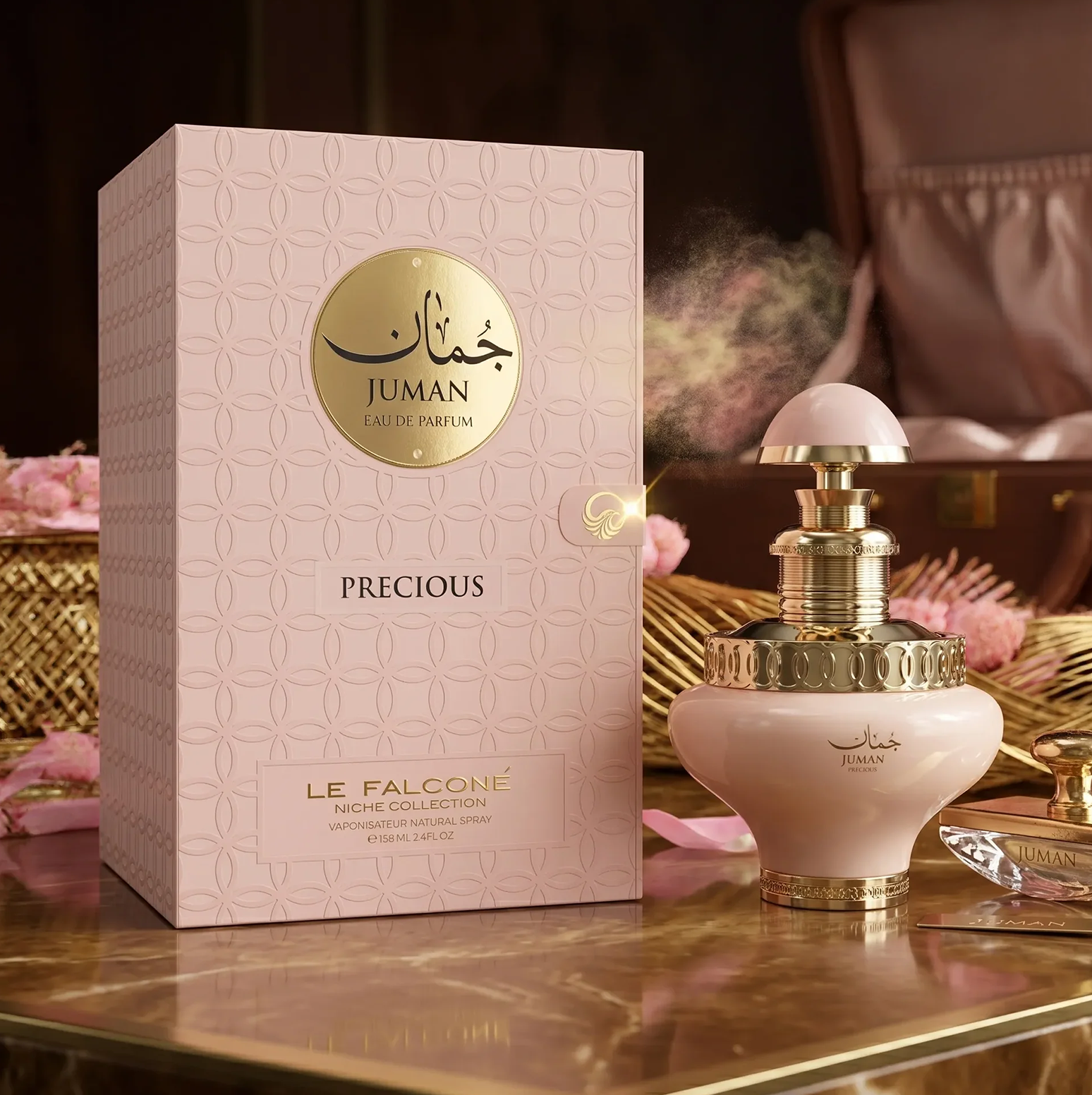 Juman Precious Eau de Parfumin ylellinen tuote-esittely, jossa pehmeän sävyinen 100 ml:n pullo on esillä sen koristeellisen, kuviollisen lahjapakkauksen vieressä elegantilla marmoripinnalla.