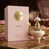 Juman Precious Eau de Parfumin ylellinen tuote-esittely, jossa pehmeän sävyinen 100 ml:n pullo on esillä sen koristeellisen, kuviollisen lahjapakkauksen vieressä elegantilla marmoripinnalla.