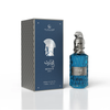 Le Falconé Muharib Hero Extrait de Parfum -parfyymin premium-tuote-esittely, jossa 85 ml:n sininen lasipullo on esillä sen tyylikkään, kuvioidun sinisen lahjapakkauksen vieressä, jossa on ikoninen hopeinen spartalainen kypärämalli.