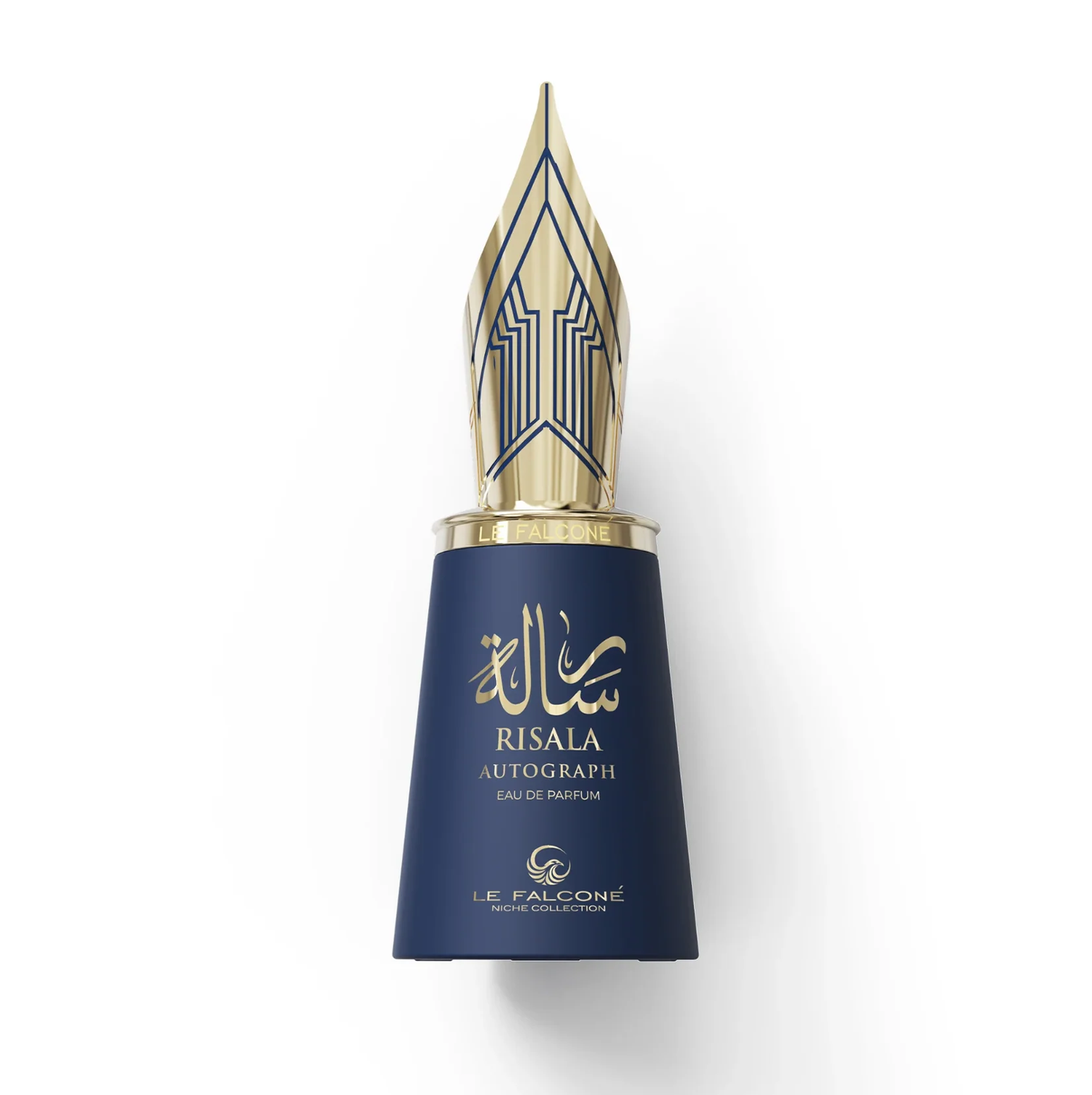 Le Falconé Risala Autograph 100ml hajuvesipullo, jossa on kultainen täytekynän korkki. Studiokuva tummansinisestä Risala Autograph 100ml -parfyymipullosta, jossa korostuvat tyylikäs siluetti ja erottuva kultainen korkki, joka on muotoiltu kuin täytekynän kärki.