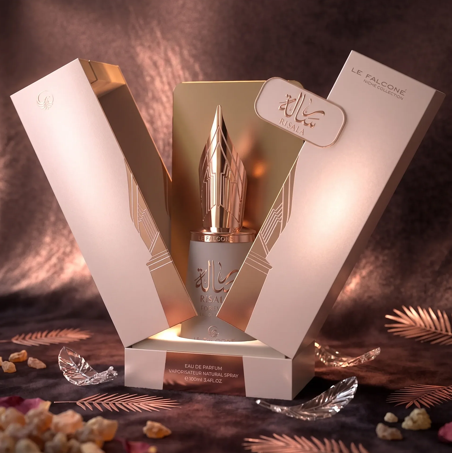 Risala Forever Eau de Parfum -hajuveden ylellinen tuote-esittely, jossa 100 ml:n pullo on esillä tyylikkäässä lahjapakkauksessaan ja koristeellisilla koristeilla varustetussa, täytekynällä varustetussa korkissa.