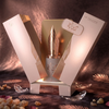 Risala Forever Eau de Parfum -hajuveden ylellinen tuote-esittely, jossa 100 ml:n pullo on esillä tyylikkäässä lahjapakkauksessaan ja koristeellisilla koristeilla varustetussa, täytekynällä varustetussa korkissa.