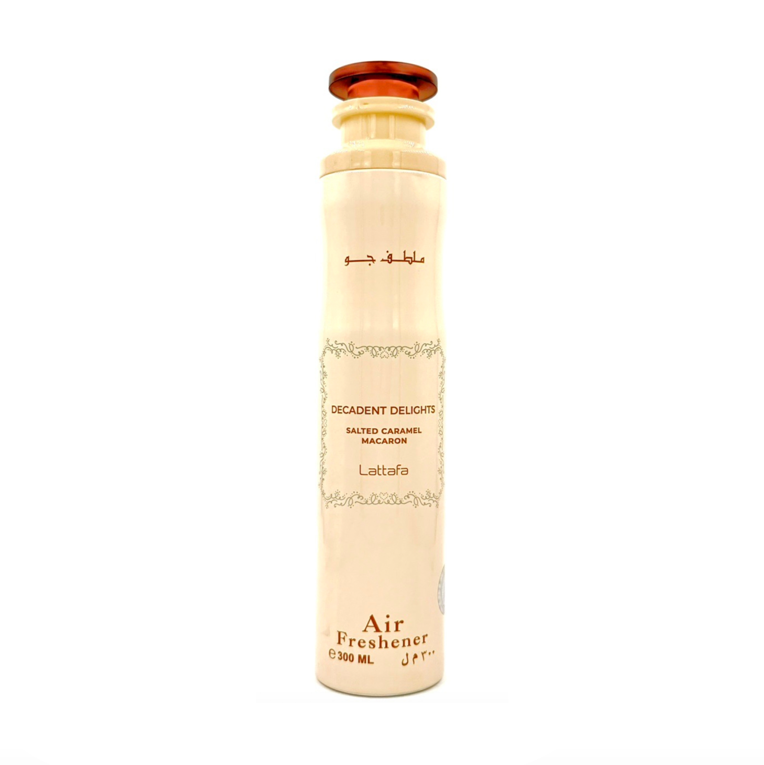 Ammattimainen studiokuva Lattafa Decadent Delights Salted Caramel Macaron -ilmanraikastinpullosta (300 ml), joka esittelee sen tyylikkään muotoilun ja gourmet-tuoksun tuotemerkin puhdasta taustaa vasten.